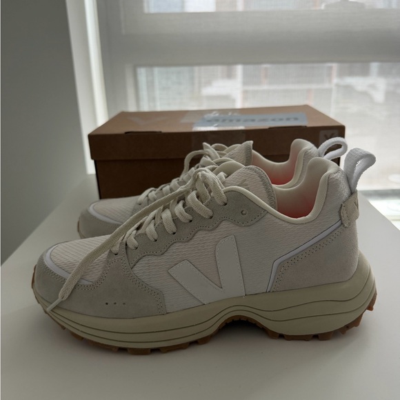 Veja Shoes - New Veja V-10 Style - size 10